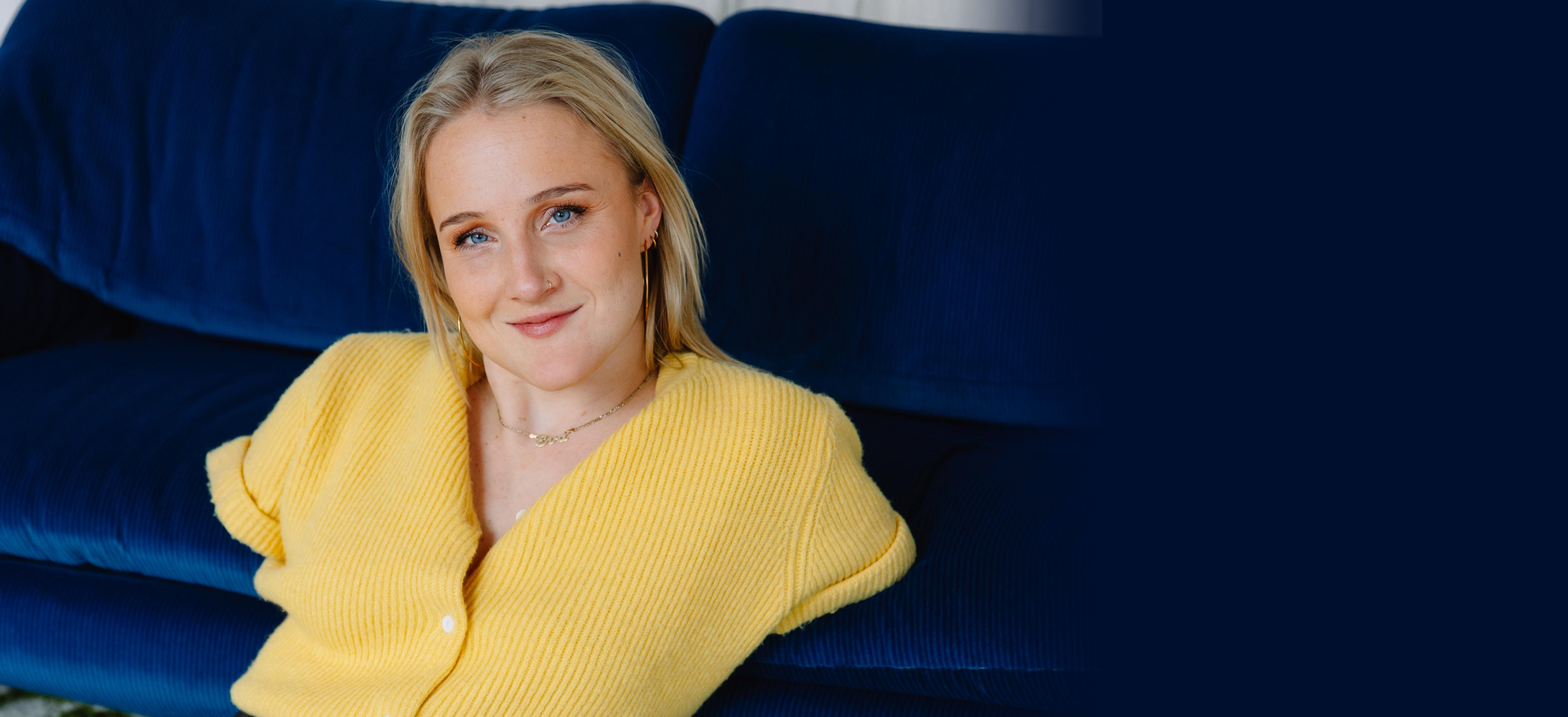 Eva Eikhout in een geel vest